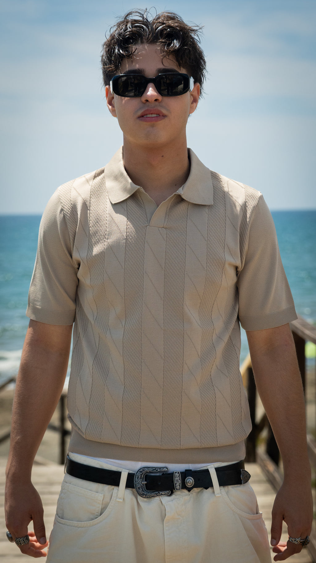 POLO CON SCOLLO APERTO BEIGE