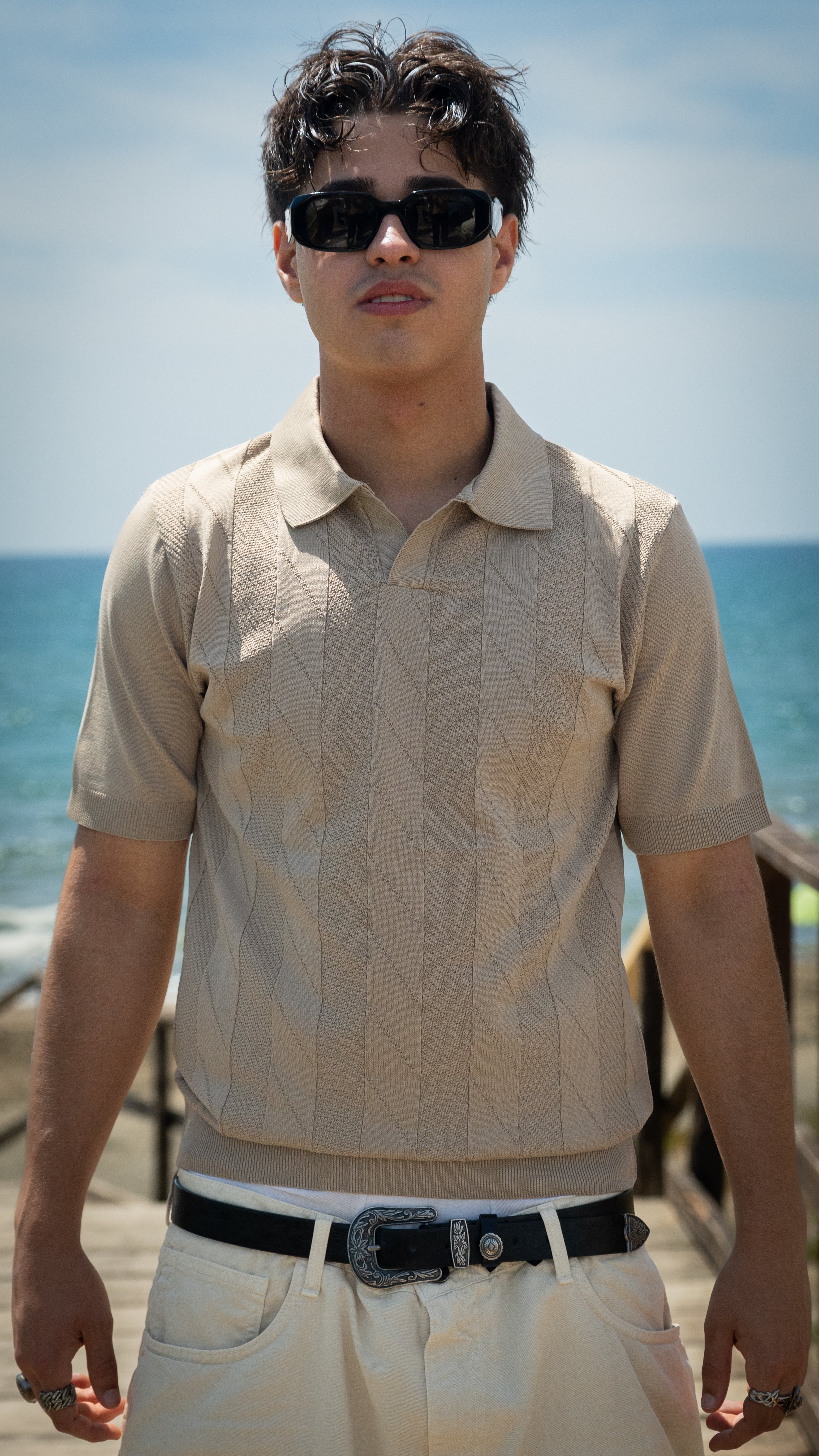 POLO CON SCOLLO APERTO BEIGE