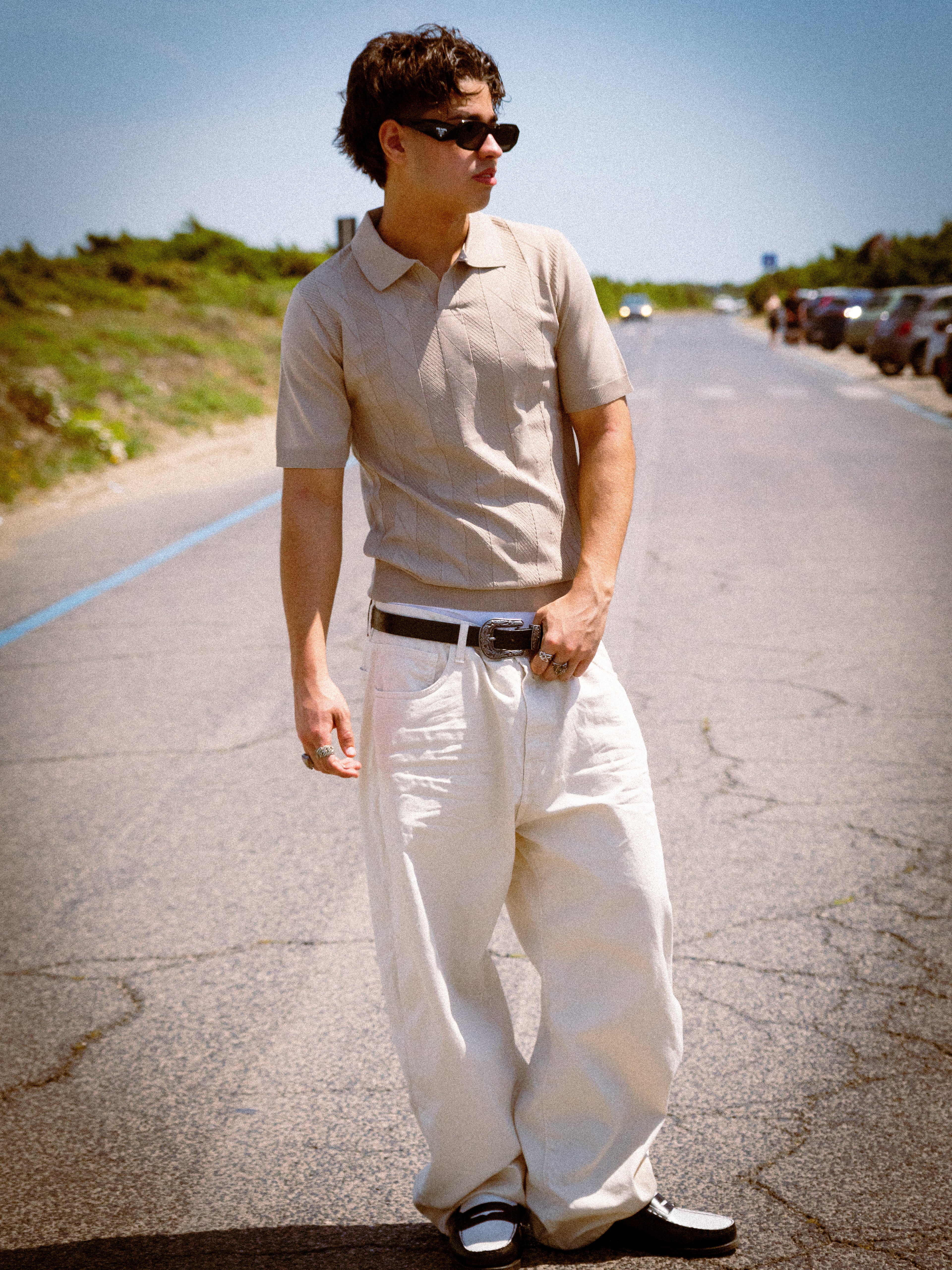 POLO CON SCOLLO APERTO BEIGE